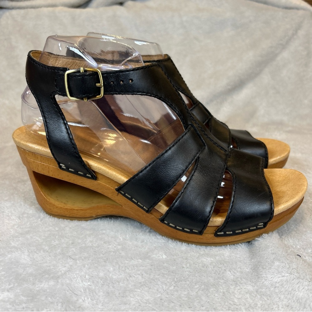 Dansko Trudy Wedge Cut Out Sandals T-Strap Black Leather Sz 39